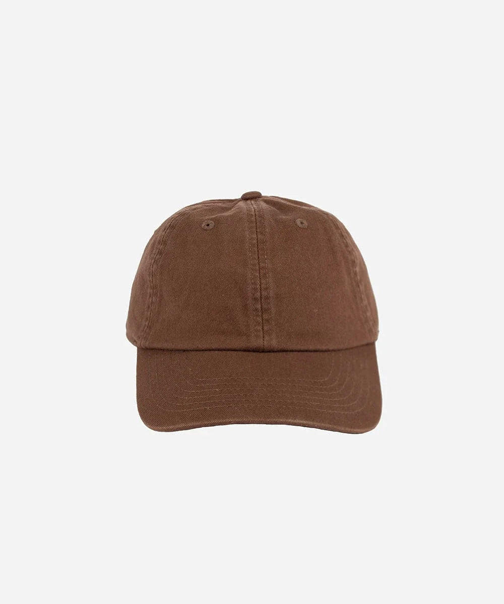 Airport outfit style travel accessories Marais dad hat